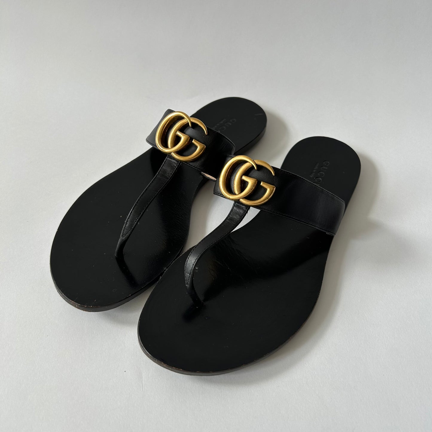 GUCCI BLACK LEATHER GG T-STRAP SANDAL