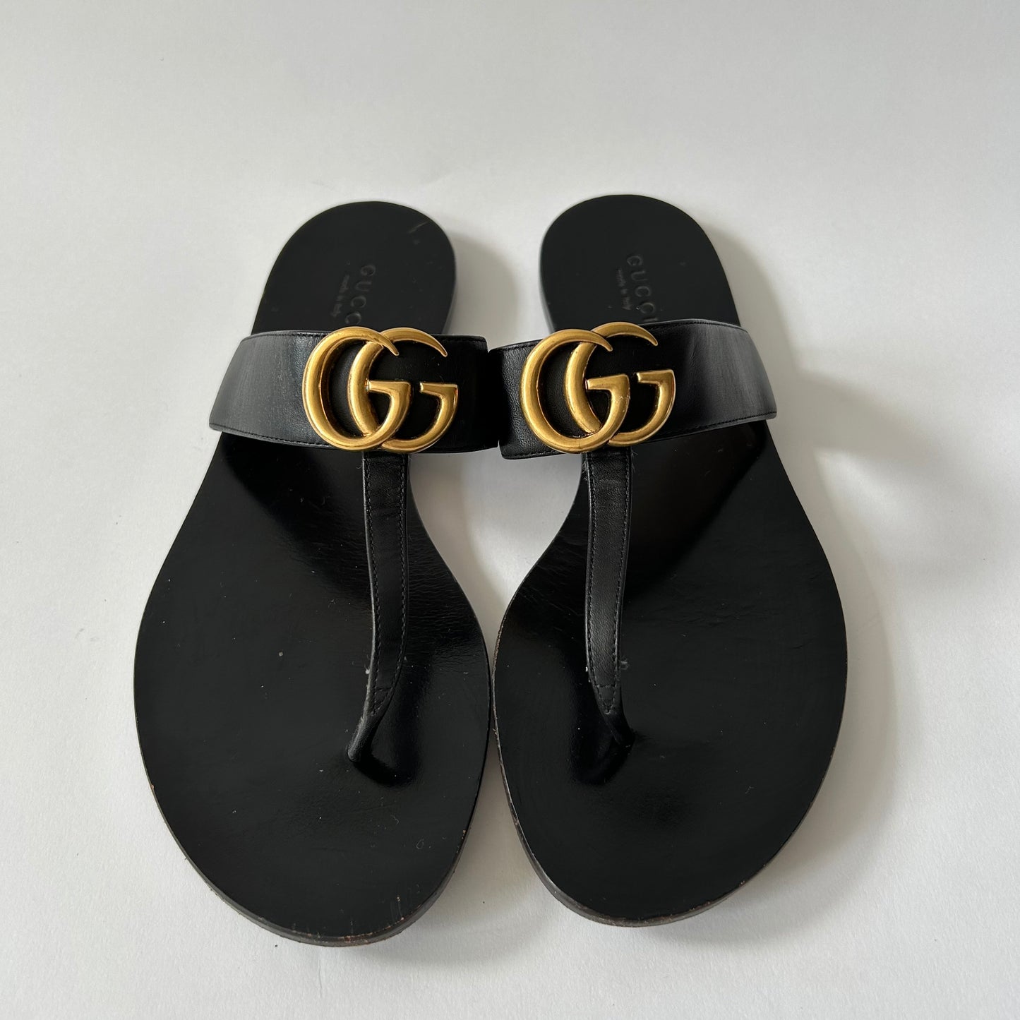 GUCCI BLACK LEATHER GG T-STRAP SANDAL