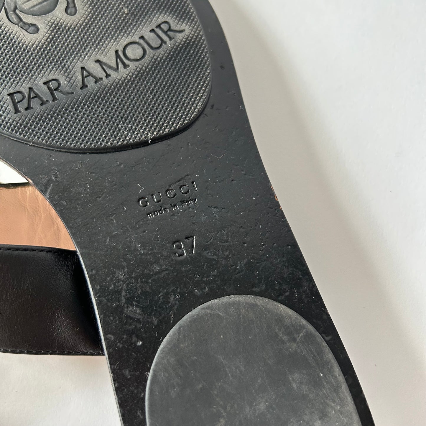 GUCCI BLACK LEATHER GG T-STRAP SANDAL