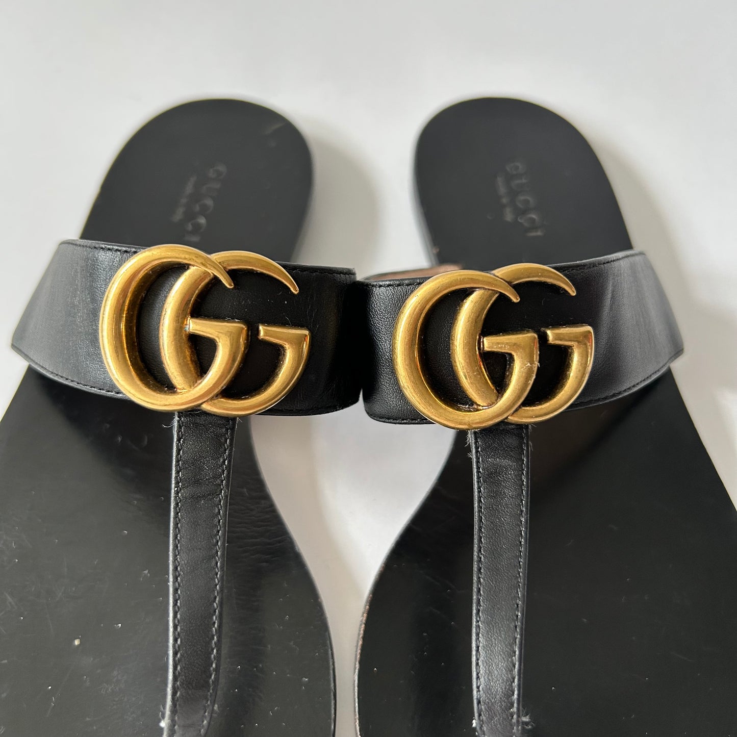 GUCCI BLACK LEATHER GG T-STRAP SANDAL