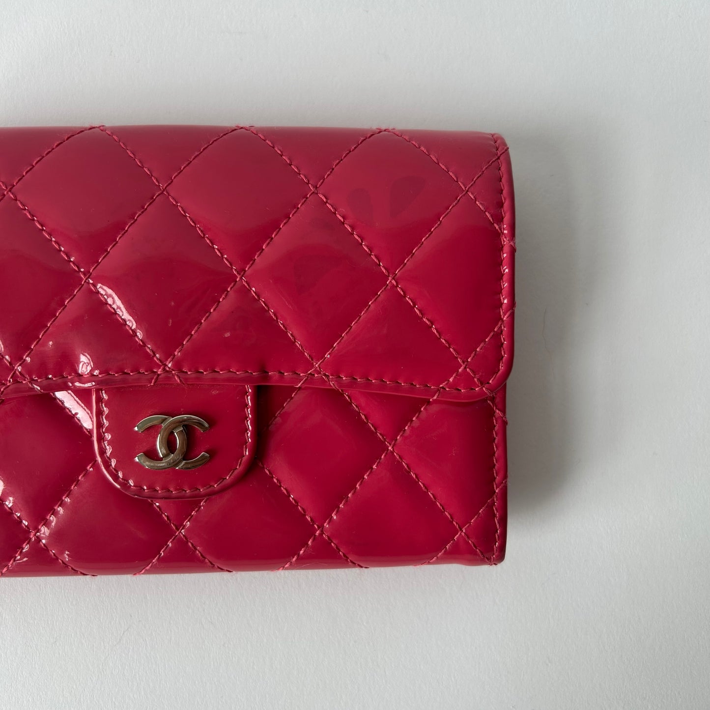 CHANEL QUILTED PATENT LEATHER FLAP ZIP CLASSIC WALLET FUSCHIA CC LOGO