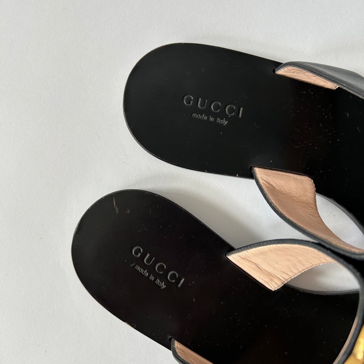 GUCCI BLACK LEATHER GG T-STRAP SANDAL
