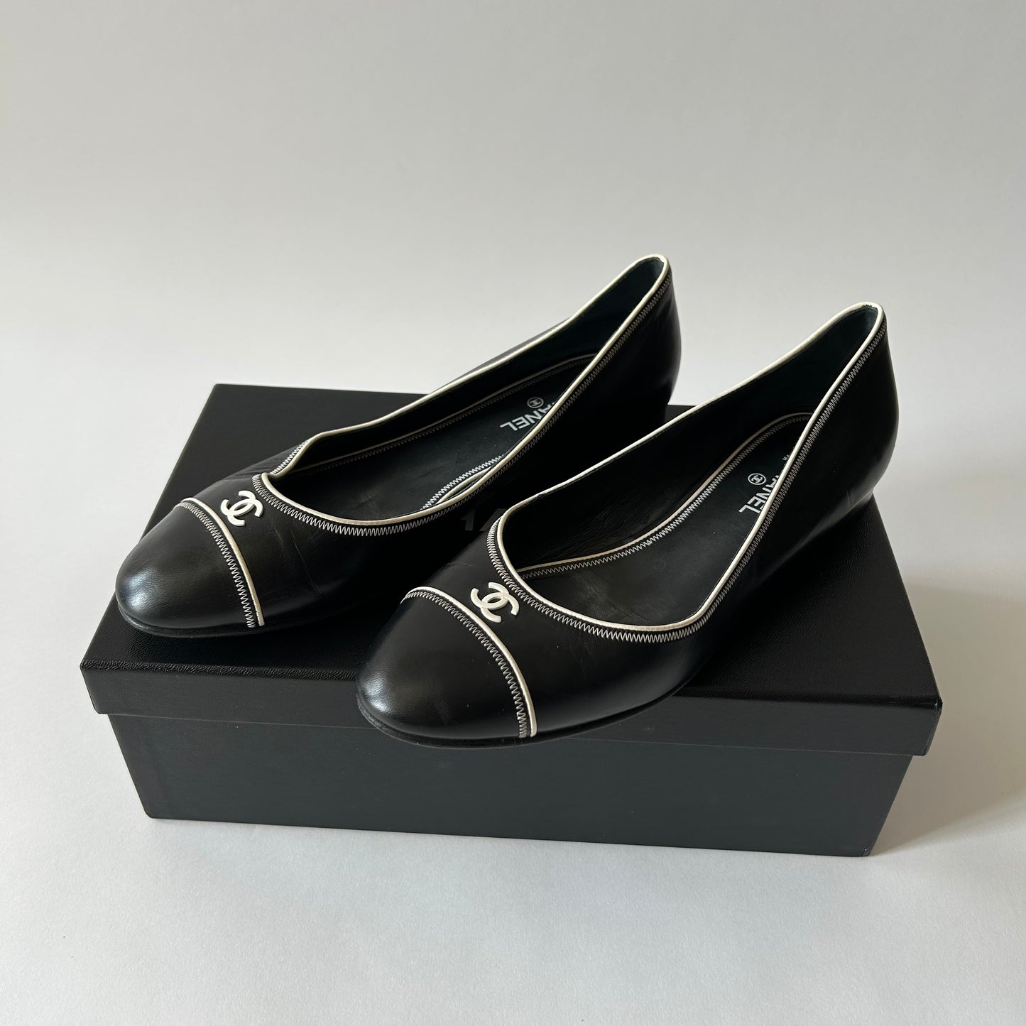 CHANEL CC CAP TOE CLASSIC BALLET FLATS