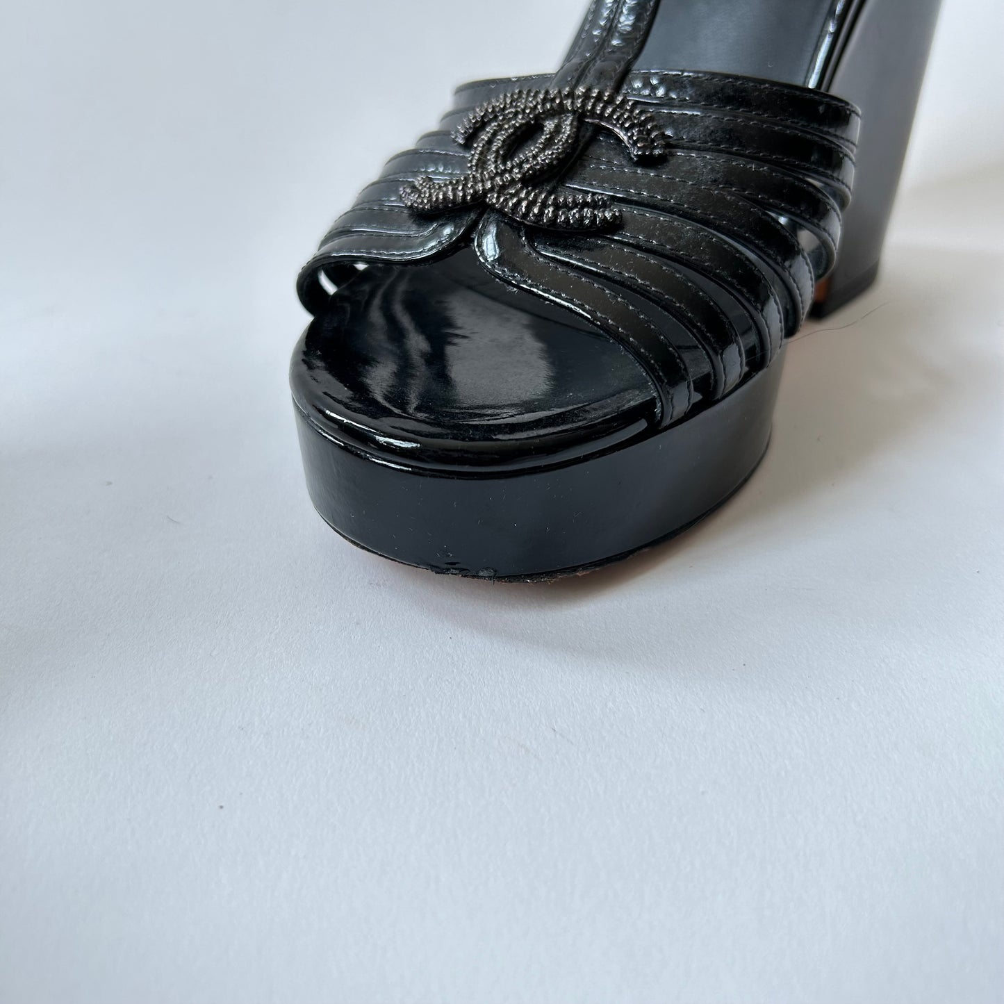 CHANEL 2012 WEDGE SANDALS INTERLOCKING CC BLACK PATENT LEATHER SIZE 40