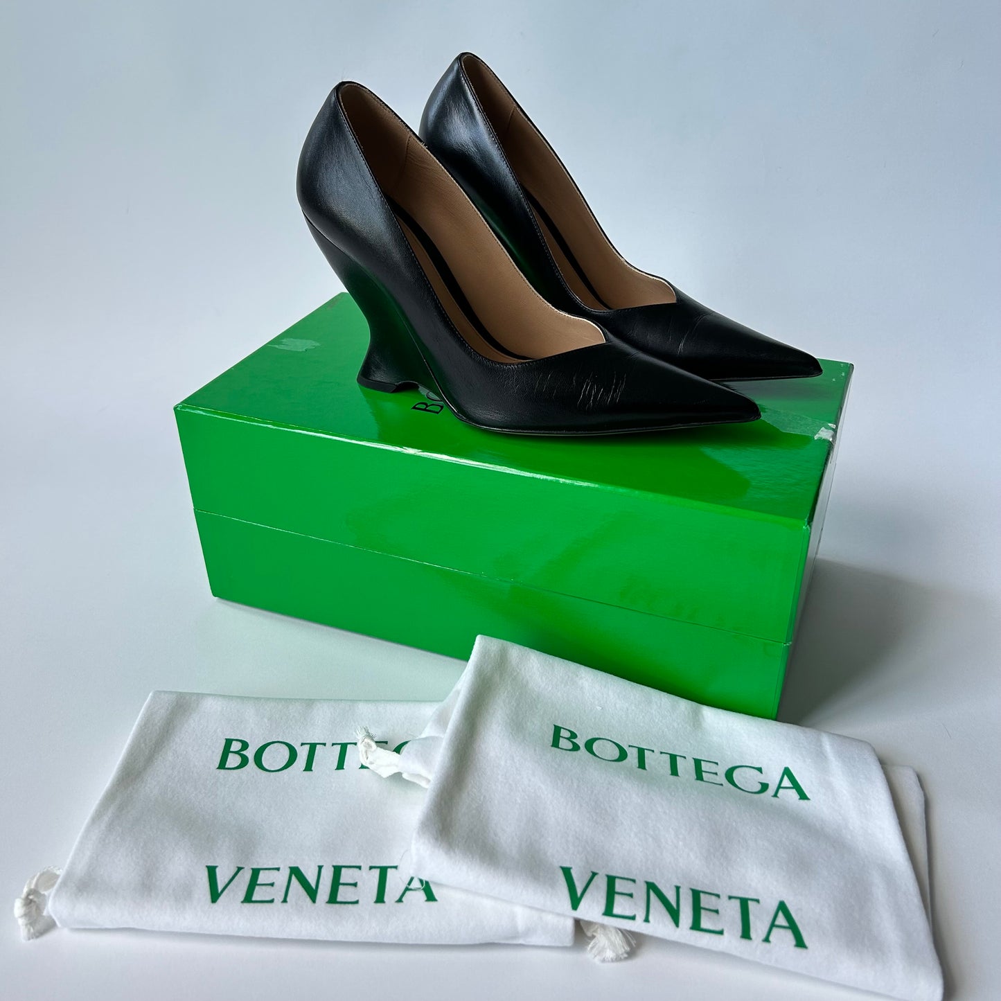 BOTTEGA VENETA PUNTA GLOSS LEATHER BLACK WEDGE PUMPS SIZE 38.5