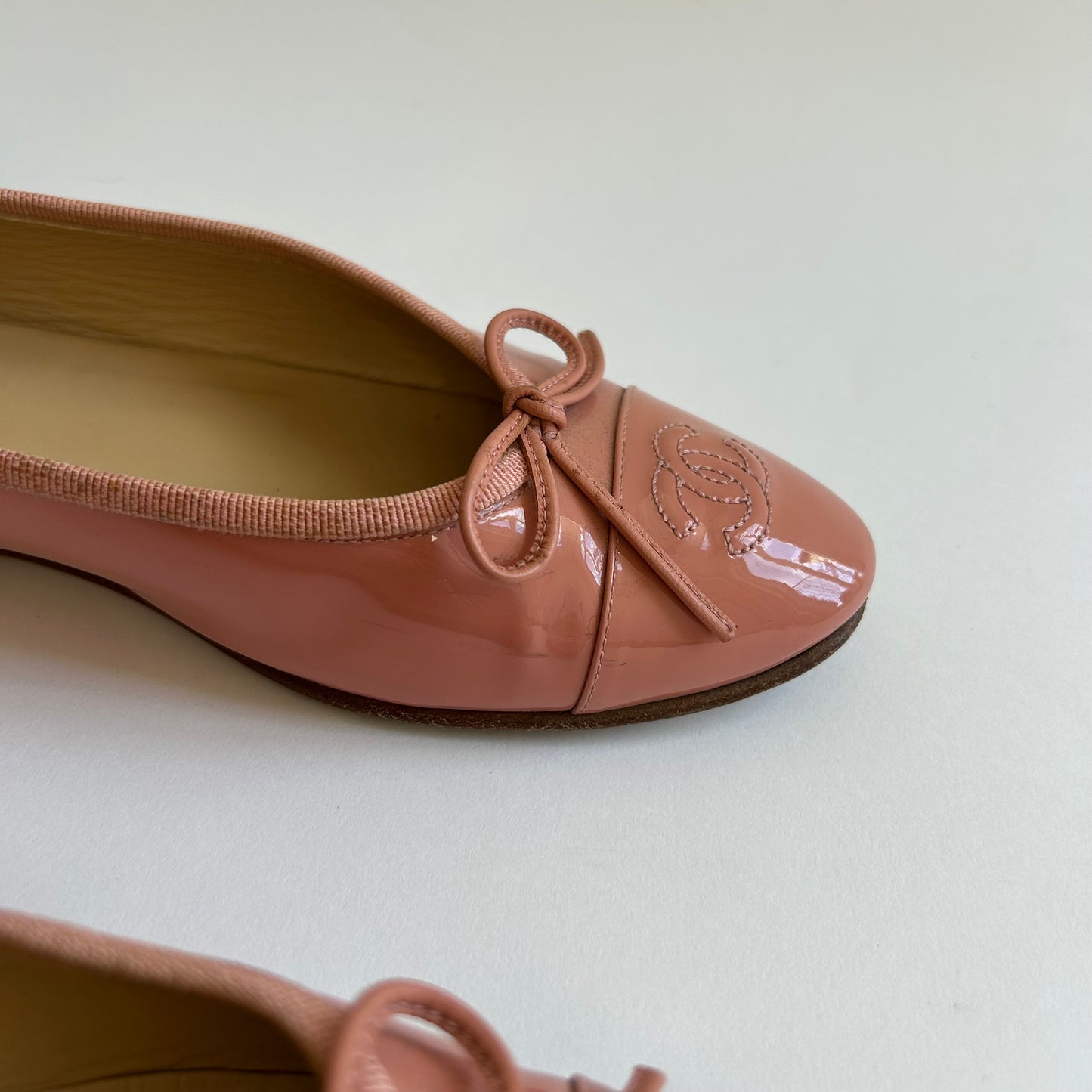 CHANEL PINK PATENT LEATHER BALLET FLATS CC INTERLOCKING SIZE 38