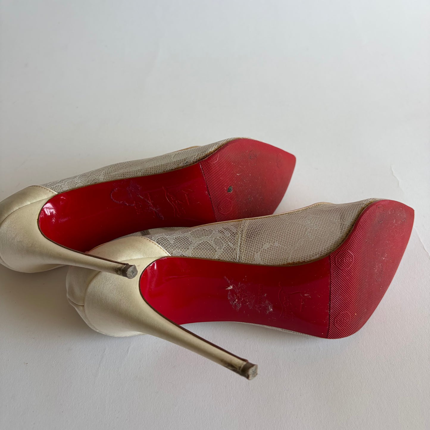 CHRISTIAN LOUBOUTIN OFF WHITE SATIN AND LACE FOLLIES PUMPS