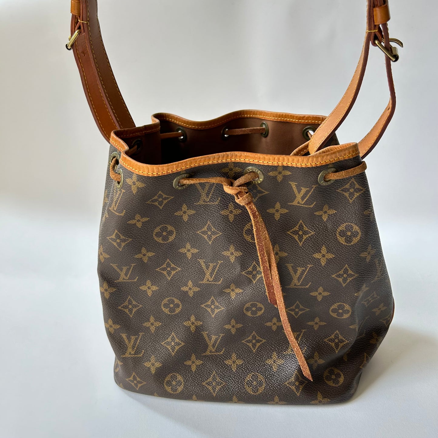 VINTAGE LOUIS VUITTON MONOGRAM LE PETIT NOE BUCKET BAG