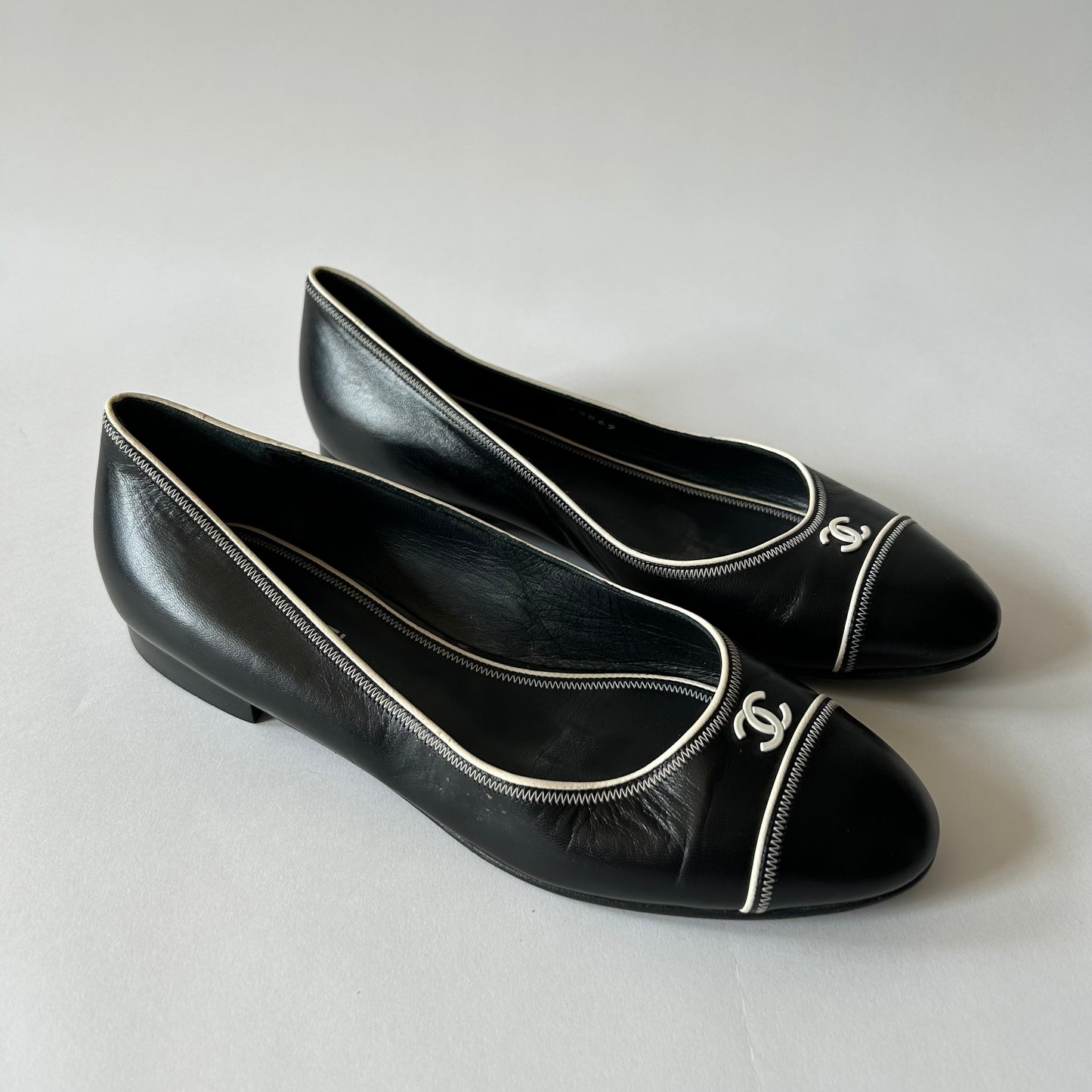 CHANEL CC CAP TOE CLASSIC BALLET FLATS