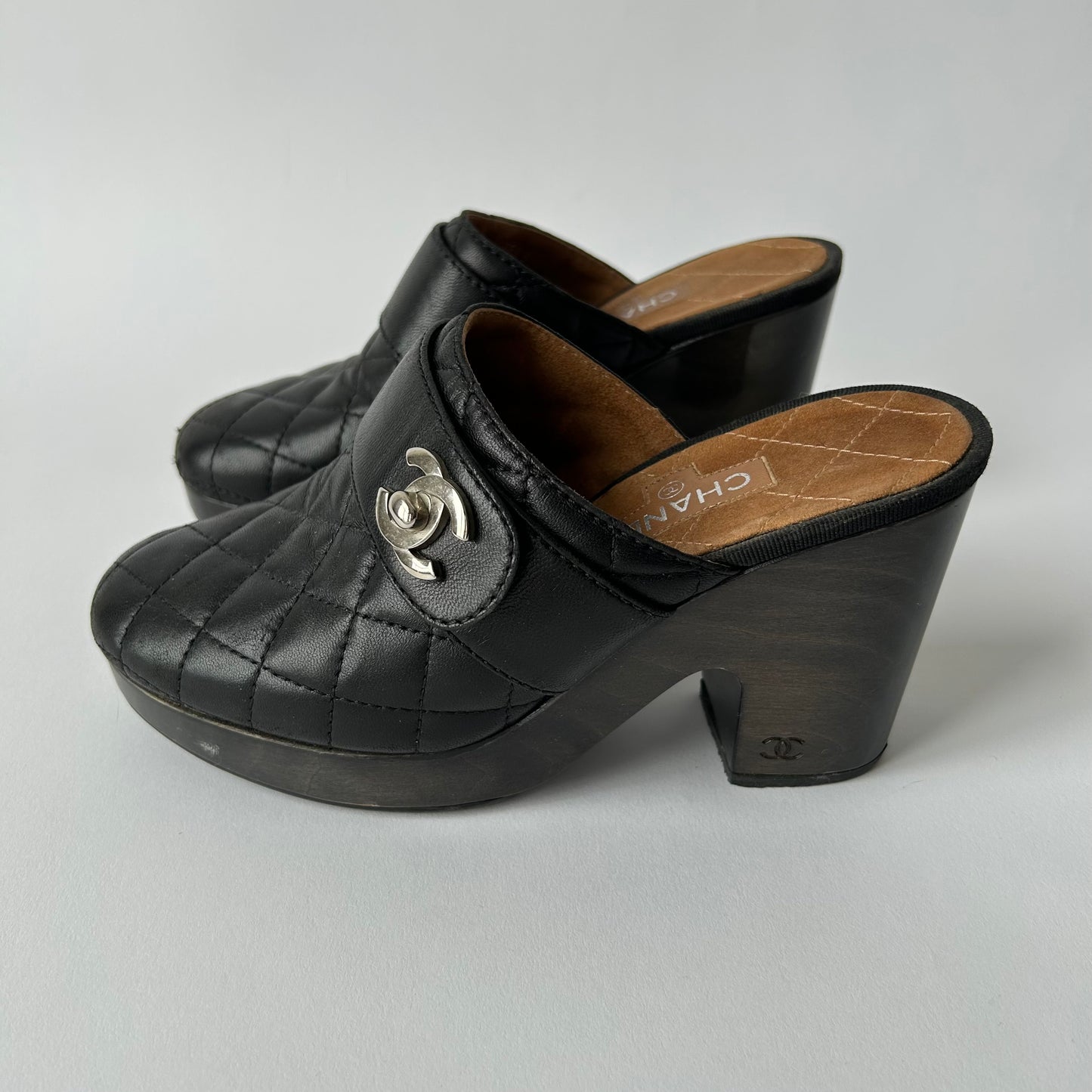 CHANEL 2011 BLACK CLOG QUILTED MULE LEATHER TURN LOCK SIZE 37.5