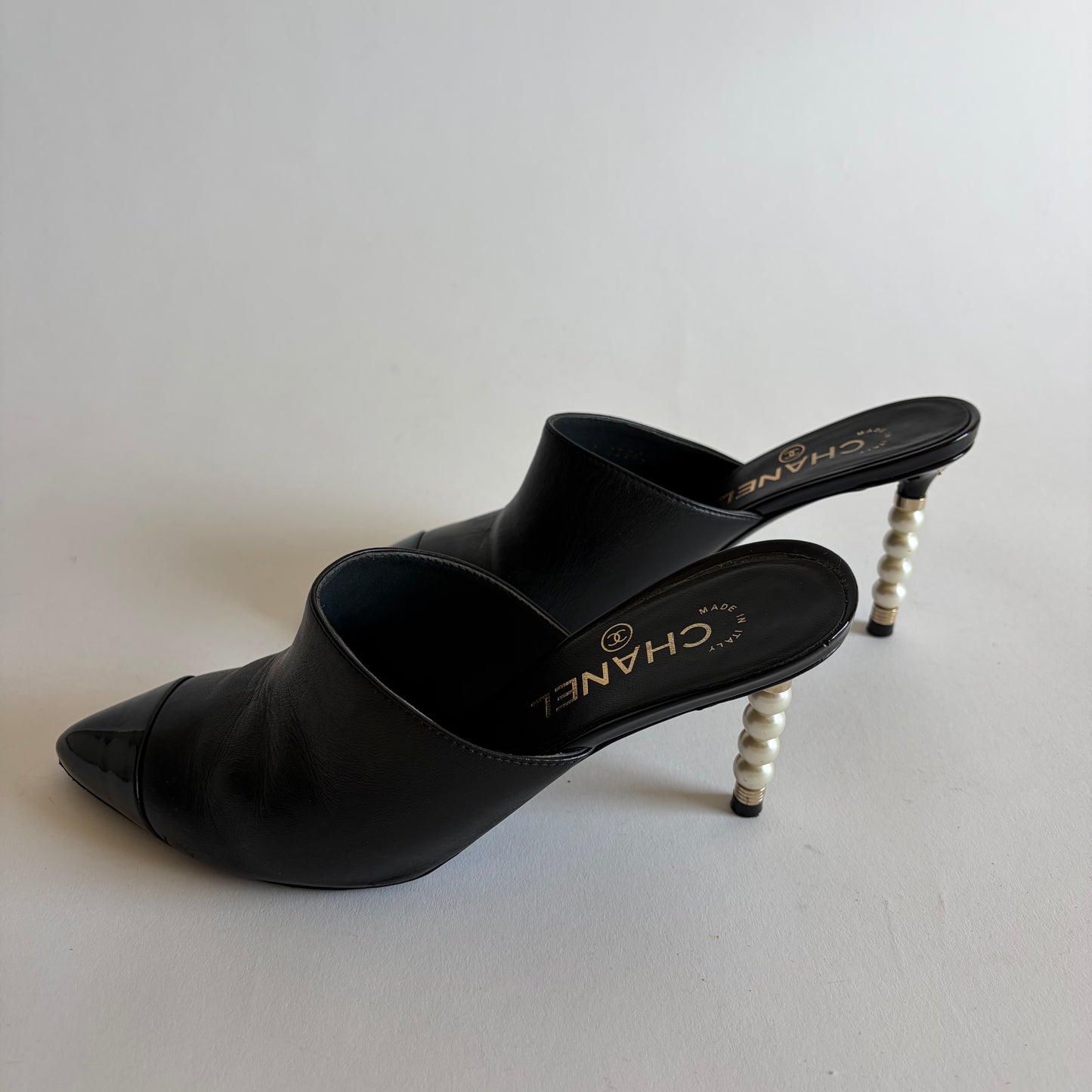 CHANEL 2020 CC LOGO PEARLS HEELS MULES