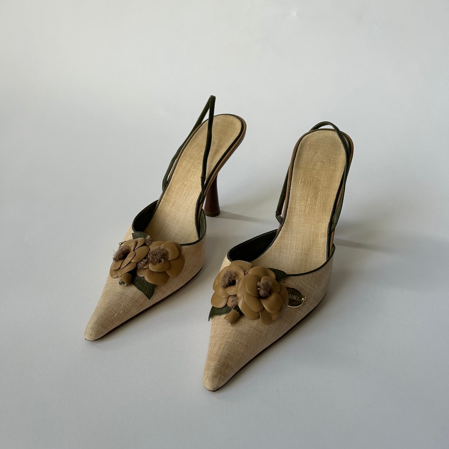 VINTAGE CHANEL BEIGE FLORAL EMBELLISHED SLING BACK POINTED TOE HEEL SIZE 39