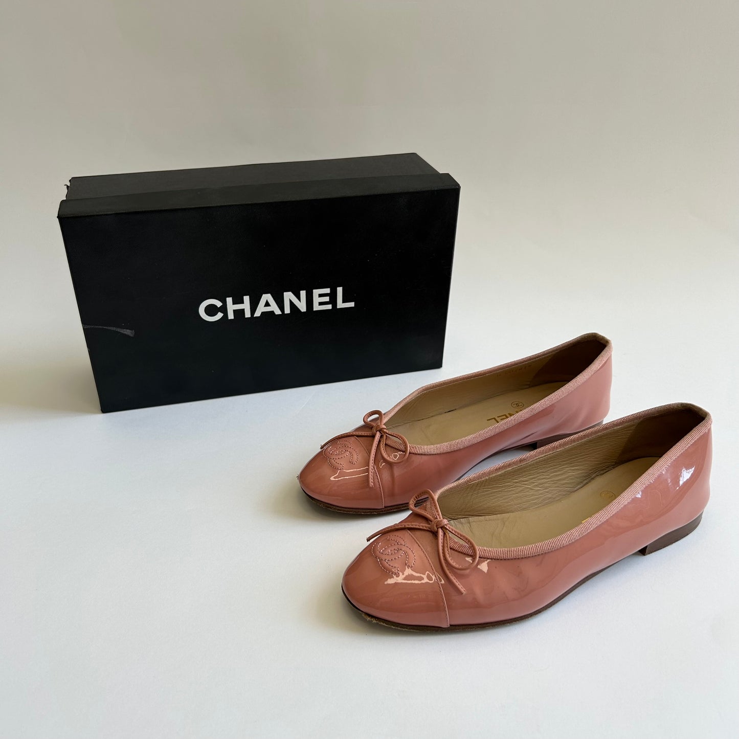 CHANEL PINK PATENT LEATHER BALLET FLATS CC INTERLOCKING SIZE 38