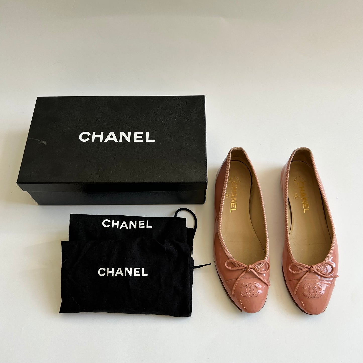 CHANEL PINK PATENT LEATHER BALLET FLATS CC INTERLOCKING SIZE 38