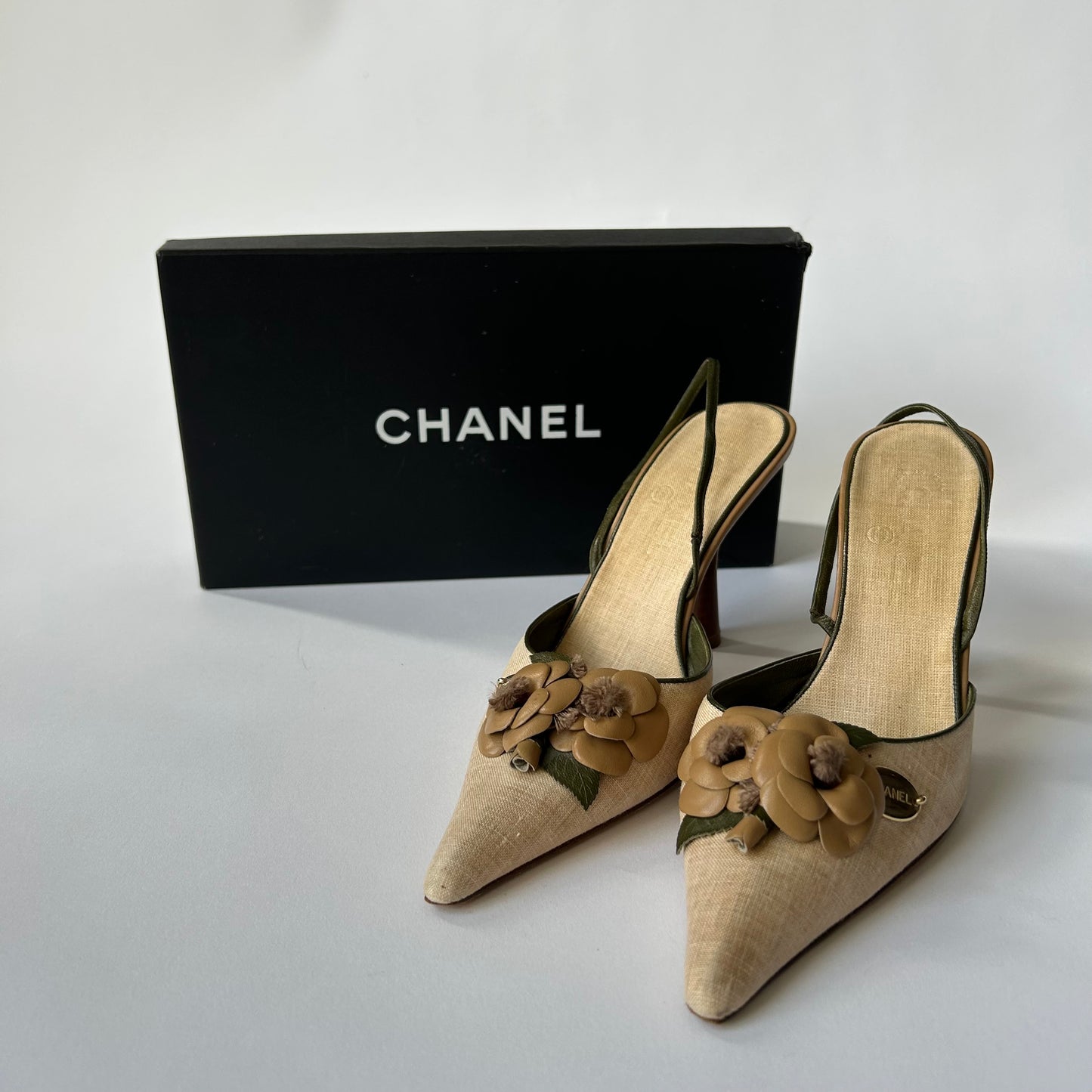 VINTAGE CHANEL BEIGE FLORAL EMBELLISHED SLING BACK POINTED TOE HEEL SIZE 39