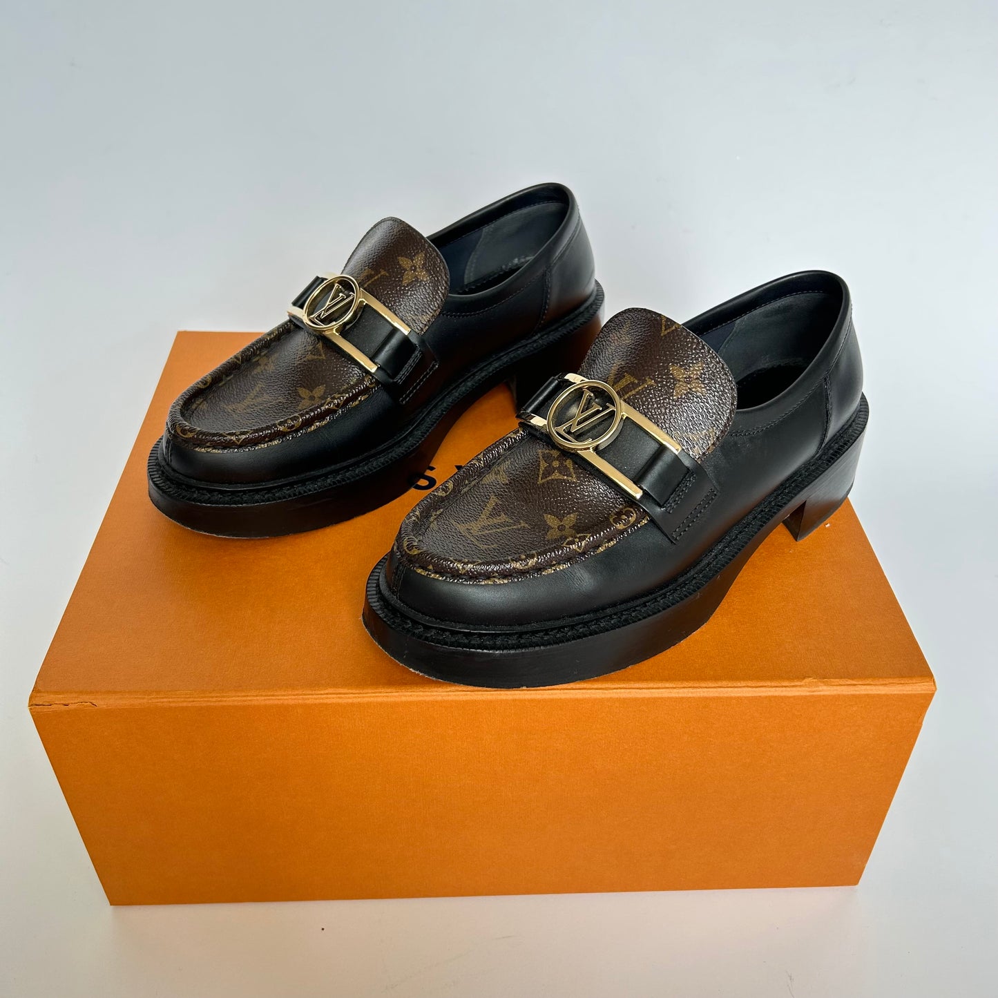 LOUIS VUITTON BLACK MONOGRAM LEATHER ACADEMY LOAFERS SIZE 39