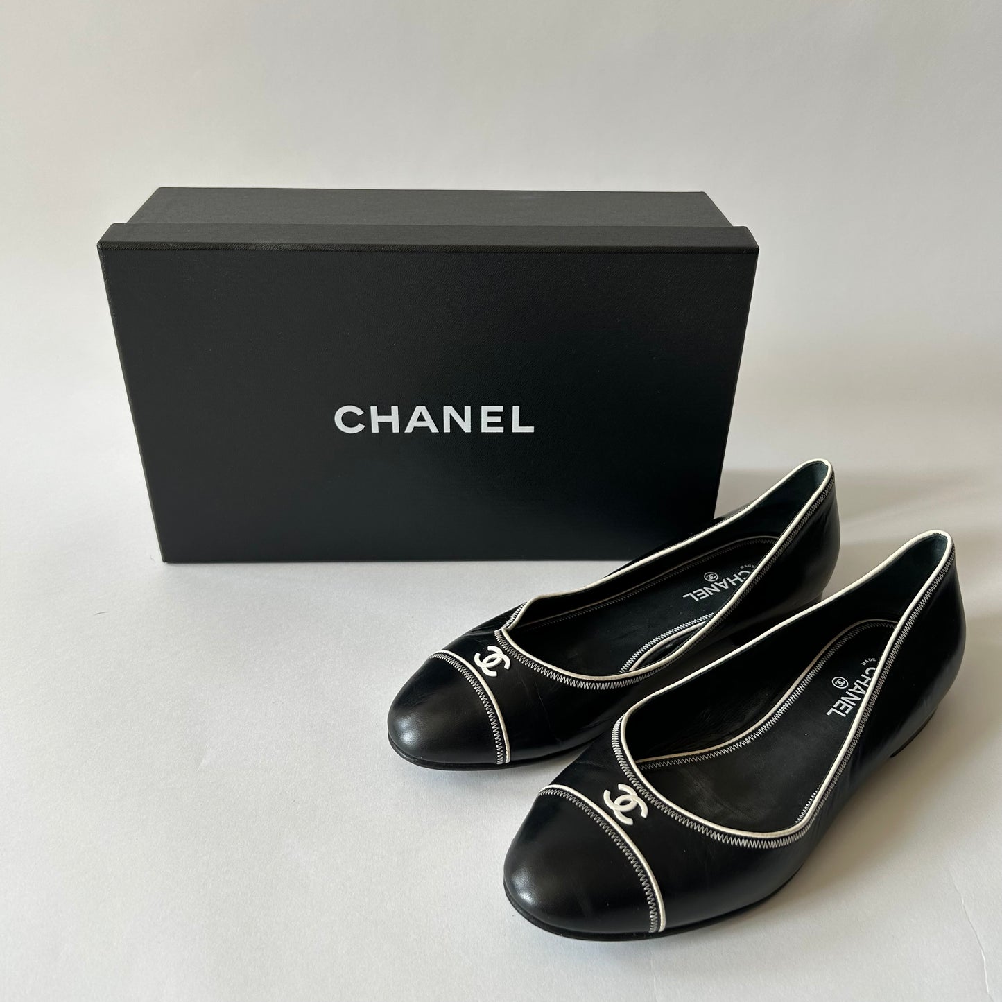 CHANEL CC CAP TOE CLASSIC BALLET FLATS