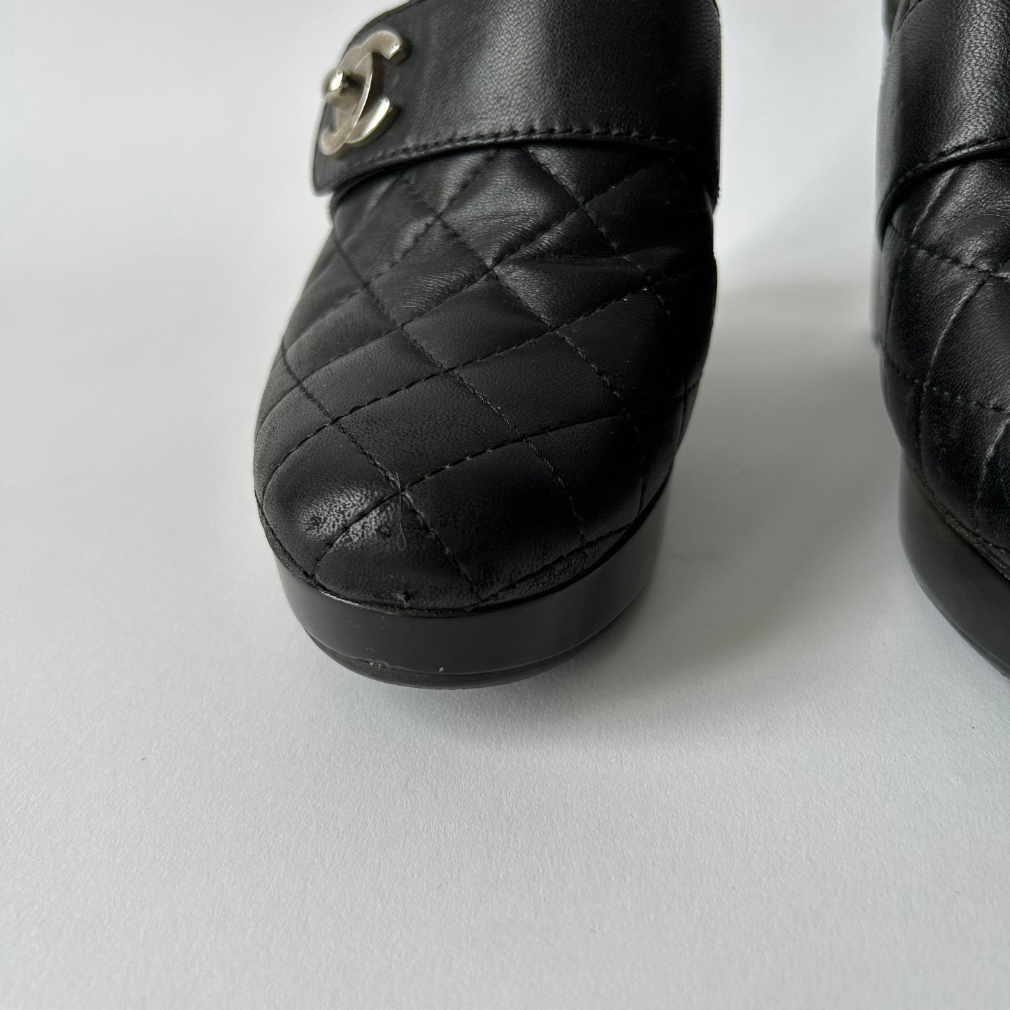 CHANEL 2011 BLACK CLOG QUILTED MULE LEATHER TURN LOCK SIZE 37.5