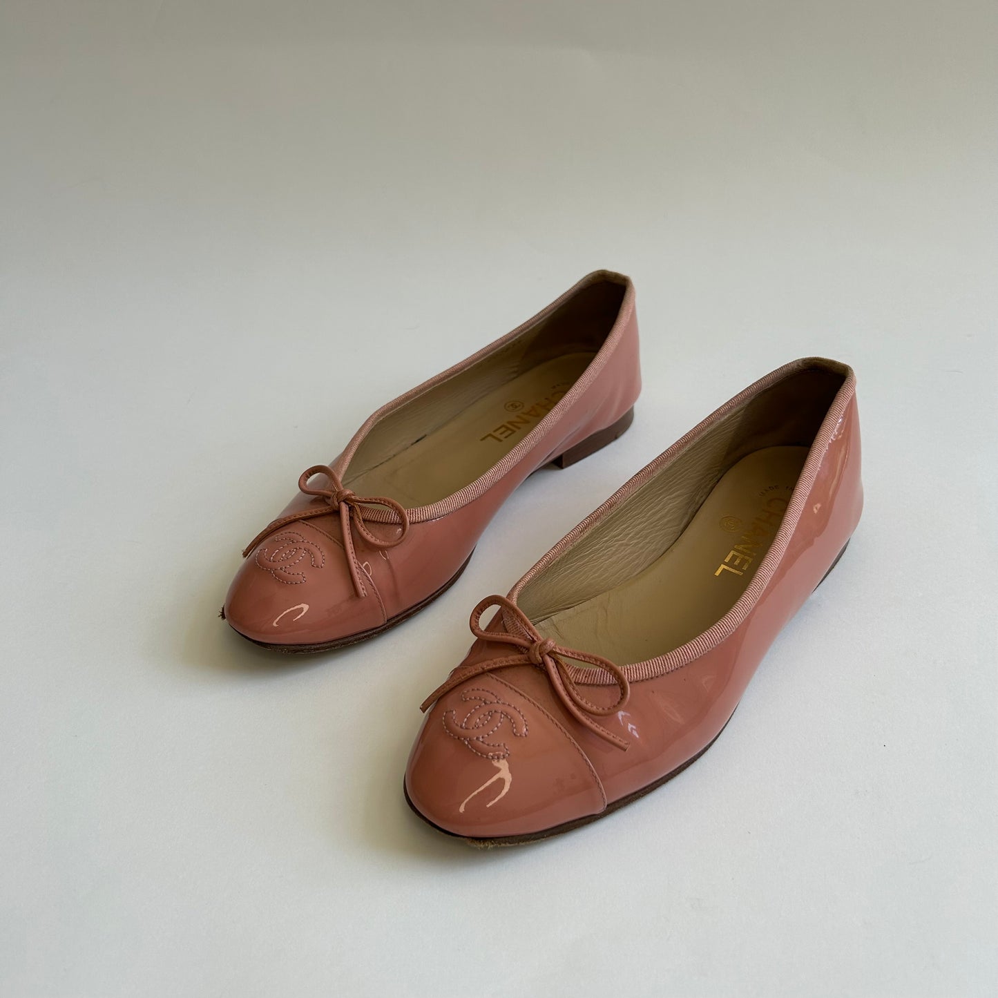 CHANEL PINK PATENT LEATHER BALLET FLATS CC INTERLOCKING SIZE 38