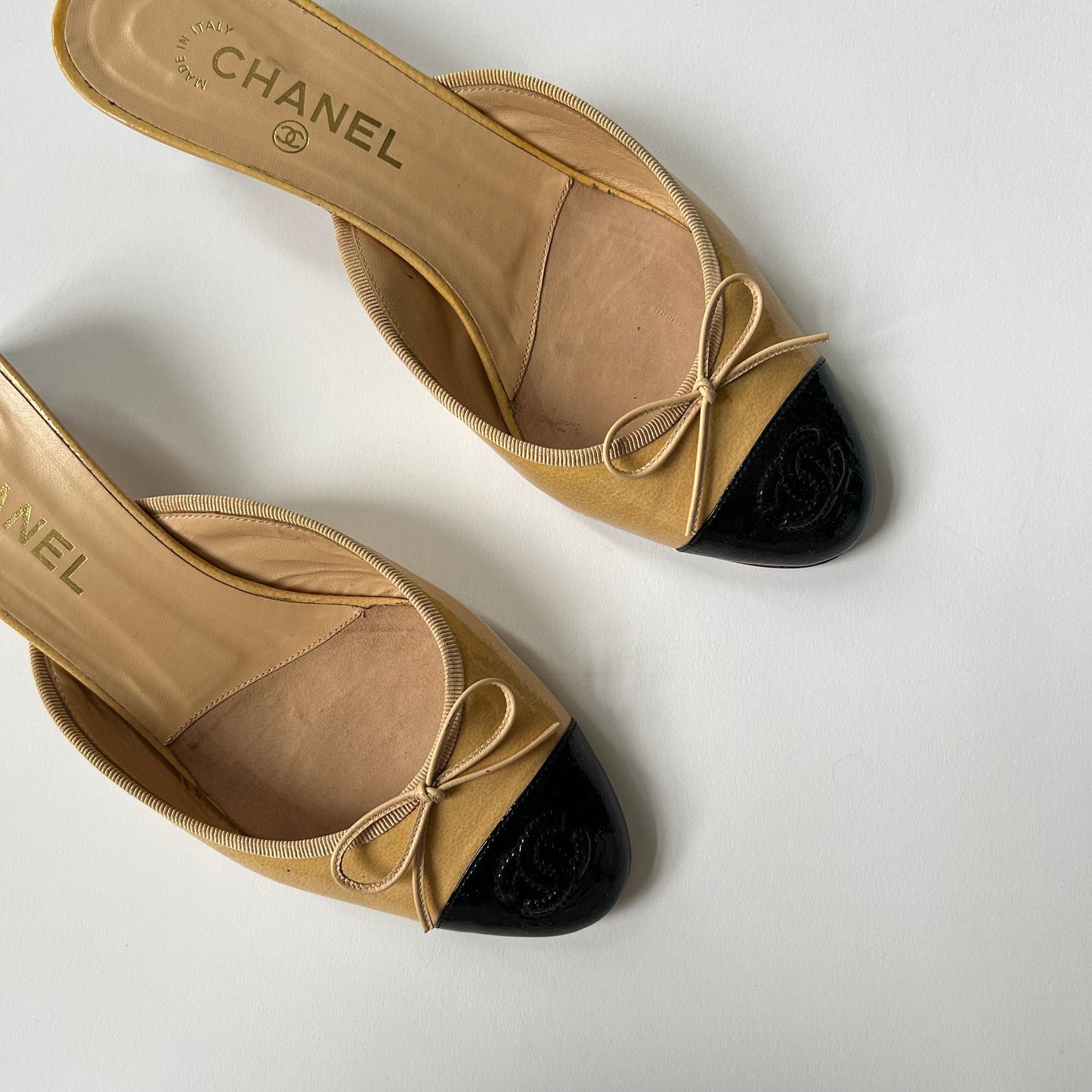 CHANEL VINTAGE INTERLOCKING CC CAP TOE BEIGE PATENT LEATHER MULES SIZE 40