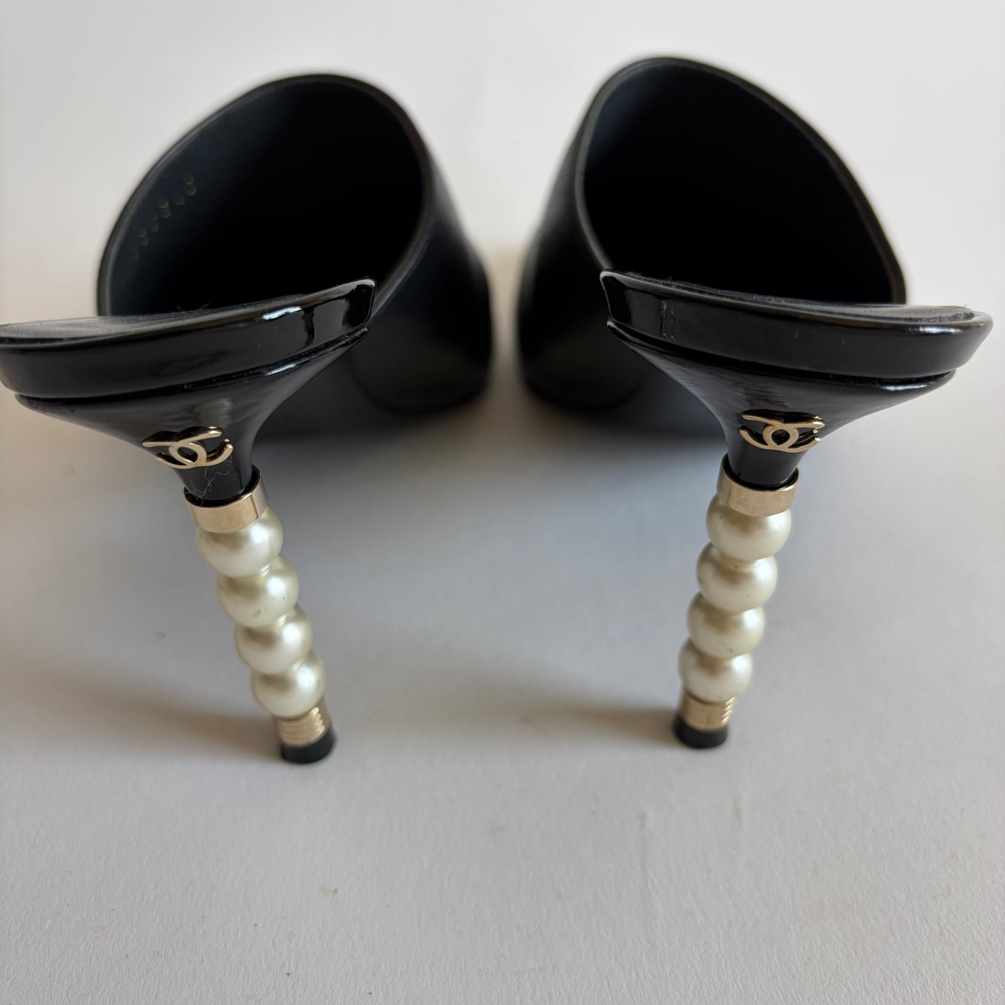 CHANEL 2020 CC LOGO PEARLS HEELS MULES