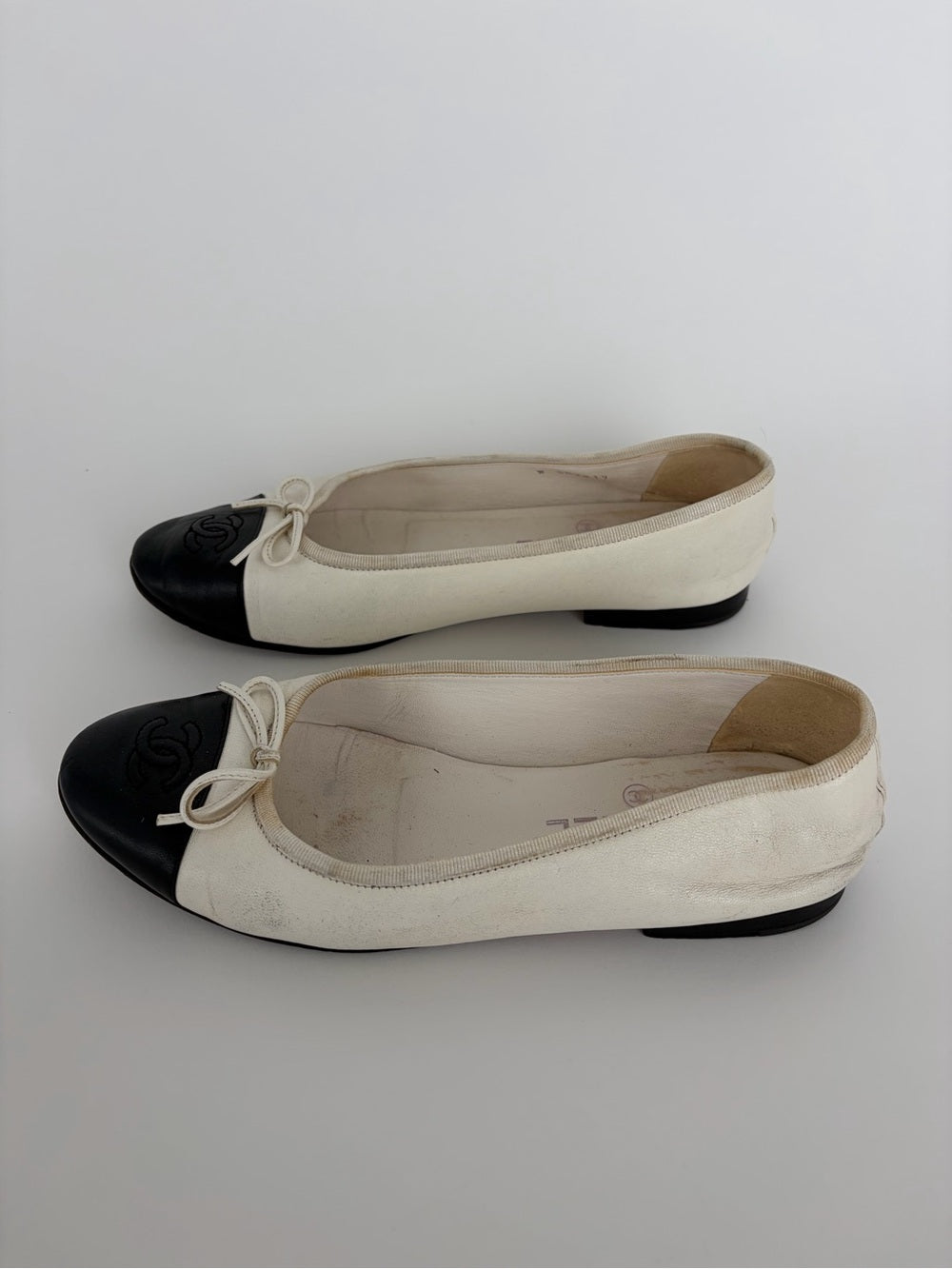 Chanel Classic White Black CC Cap Toe Ballet Flats Size 38C
