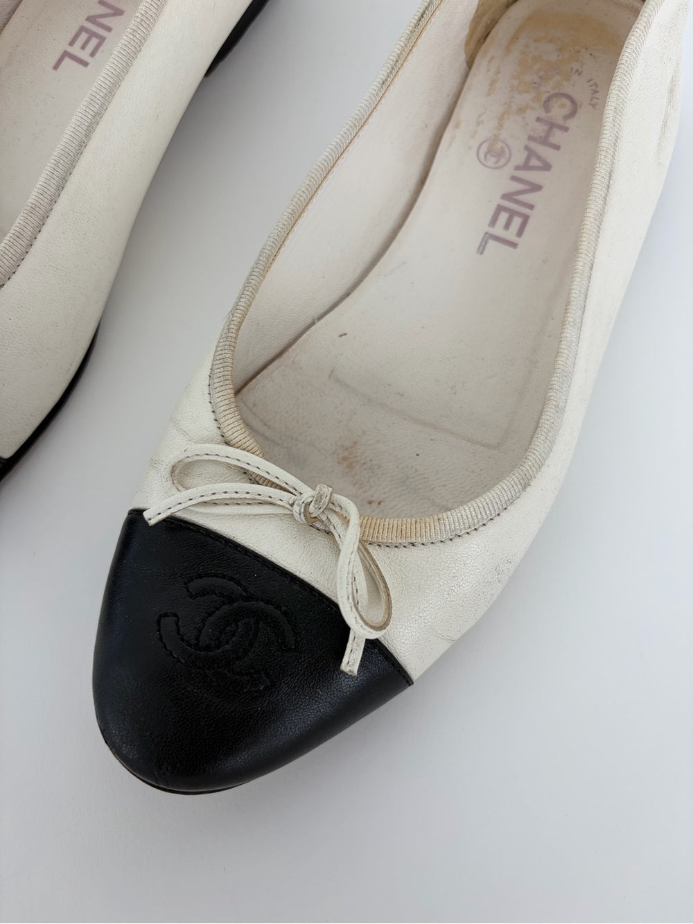 Chanel Classic White Black CC Cap Toe Ballet Flats Size 38C