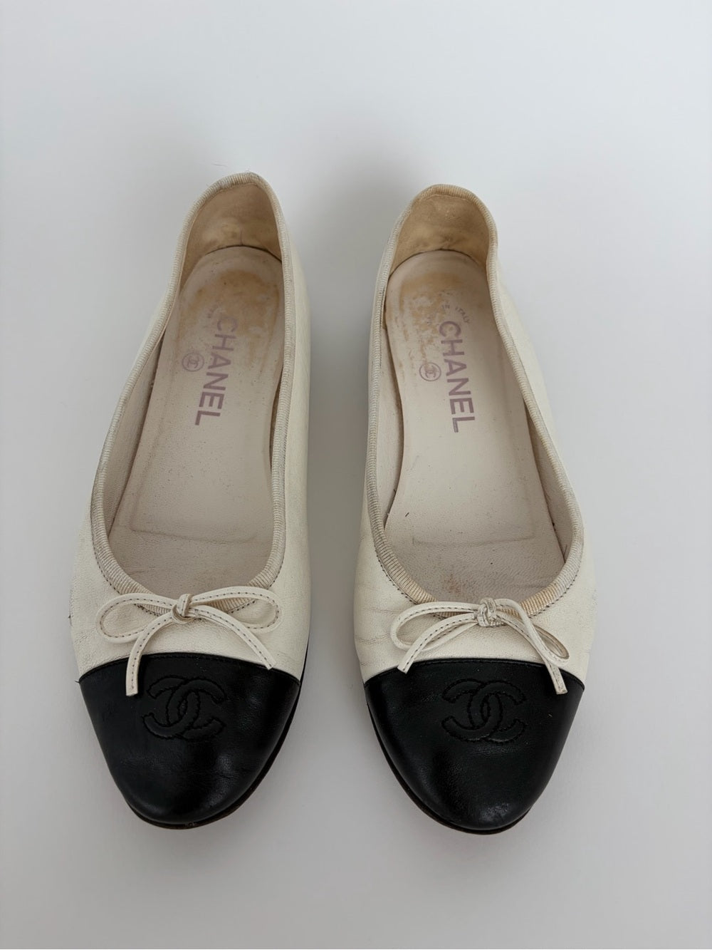 Chanel Classic White Black CC Cap Toe Ballet Flats Size 38C