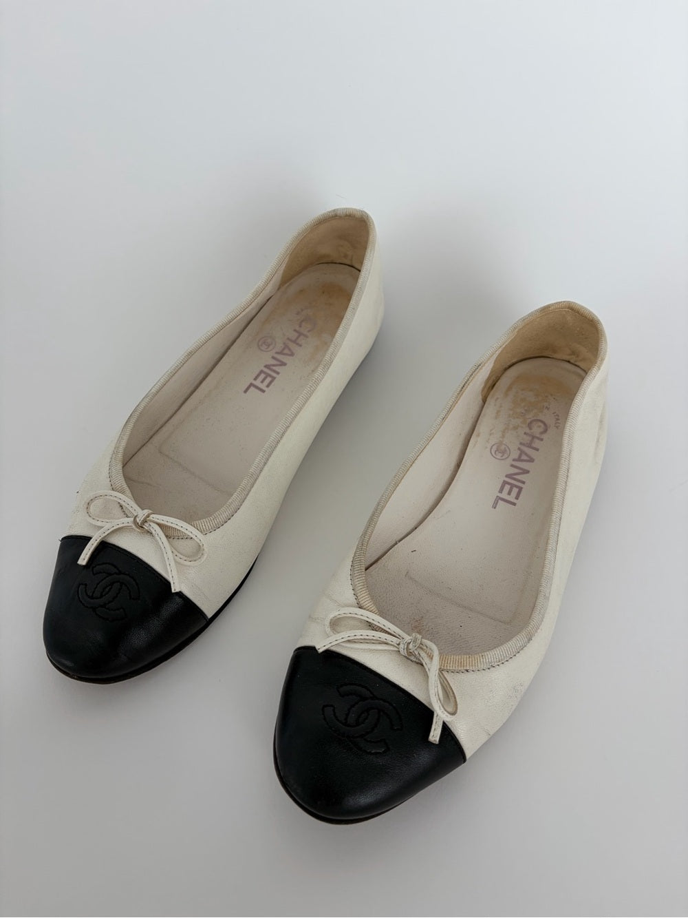 Chanel Classic White Black CC Cap Toe Ballet Flats Size 38C